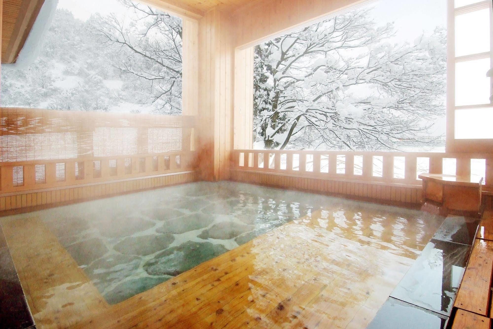 Takahan Yuzawa  Luaran gambar